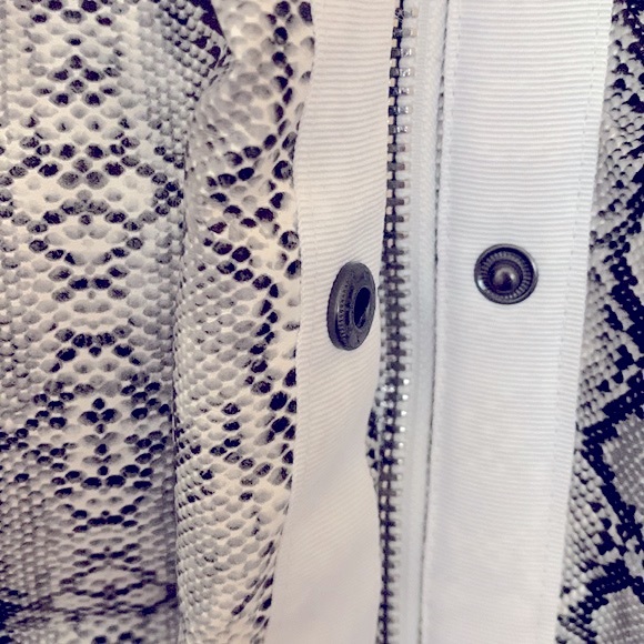 Buddy Love Addison Puffer Snake Skin Jacket, zip and snap print - Picture 5 of 11